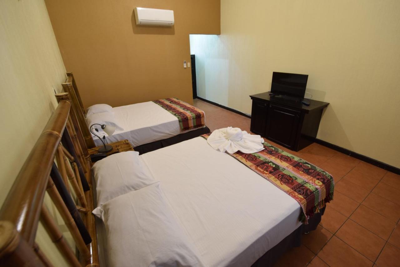 Zafra Hotel Retalhuleu Buitenkant foto